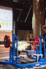 ベンチプレスの試技を行う参加者(提供)