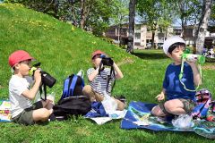 目的地の光南緑地公園に到着し、水分補給をする柏小の１年生（１６日午前９時５０分ごろ、須貝拓也撮影）