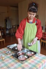 料理の準備に取りかかる齊藤代表
