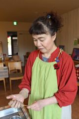 ひき肉をくしに刺す斉藤さん