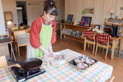 料理の準備に取りかかる齊藤さん