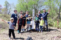 植樹作業を終えた黒川豊町長（右）ら参加者