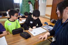 放課後子ども教室で宿題をする利用児童ら