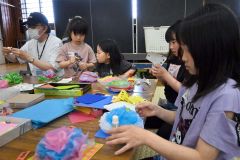 放課後子ども教室で工作を楽しむ利用児童ら