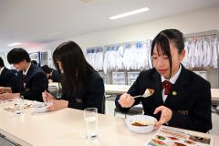 完成した「さらのうばんかレー」を試食する生徒