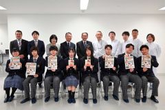 お披露目会に出席した関係者たち