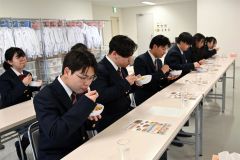 完成した「さらのうばんかレー」を試食する生徒