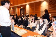 各ブースで担当者の説明に耳を傾ける生徒
