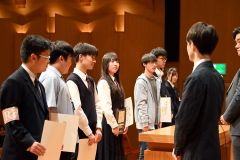 朗読部門の受賞者たち。左から4人目は最優秀の大谷あすなさん