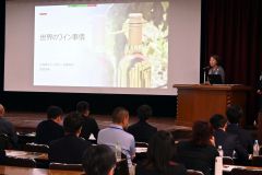 開講式の後、田辺さんの基調講演が行われた