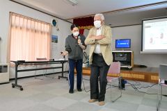 高橋さん（左）に転倒リスクをチェックしてもらう緑陽台老人クの丹野会長（右）