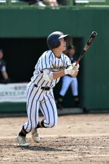 【準決勝・白樺学園―帯農】白樺学園は３回２死一、二塁で後藤健が右中間に３点本塁打を放ち、６―０とする（須貝拓也撮影）１