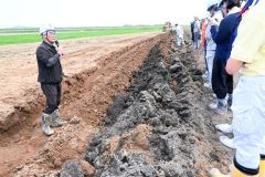 河川掘削土で農地かさ上げ　表土反転工事を公開　豊頃町など 3