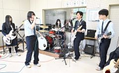 全道出場に向けて練習に励む幕別清陵高校軽音学部のメンバー（塩原真撮影）
