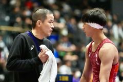 【Ｕ１７フリースタイル５１キロ級１回戦・岡部太施―吾郷煌介】３位入賞を果たした帯北の岡部太施（右）。左は同校の五十嵐真人監督＝横浜武道館（大賀章好撮影）