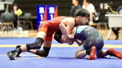 【Ｕ１７フリースタイル５１キロ級１回戦・岡部太施―吾郷煌介】３位入賞を果たした帯広北・岡部太施（左）＝横浜武道館（大賀章好撮影）