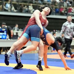 【Ｕ１７グレコローマン７１キロ級２回戦・坂本柊―濱田凌丞】全国で頂点に立った帯北の坂本柊（奥）＝横浜武道館（大賀章好撮影）