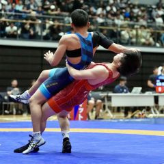 【Ｕ１７グレコローマン７１キロ級２回戦・坂本柊―濱田凌丞】全国の頂点に立った帯北の坂本柊（右）＝横浜武道館（大賀章好撮影）