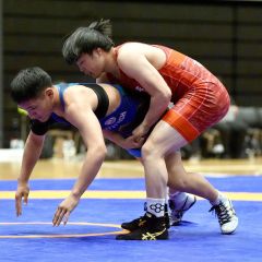 【Ｕ１７グレコローマン７１キロ級２回戦・坂本柊―濱田凌丞】全国の頂点に立った帯北の坂本柊（右）＝横浜武道館（大賀章好撮影）