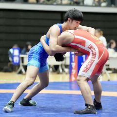 【Ｕ１７フリースタイル６０キロ級１回戦・山田理人―京野心】帯北の京野心（左）＝横浜武道館（大賀章好撮影）