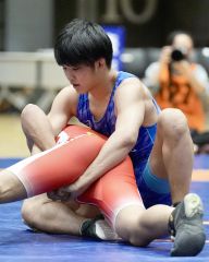 【Ｕ１７フリースタイル６０キロ級１回戦・山田理人―京野心】帯北の京野心（右）＝横浜武道館（大賀章好撮影）