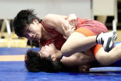 【Ｕ１７グレコローマン５５キロ級１回戦・田澤祥樹―阿部心】３位入賞を遂げた帯広北・田澤祥樹（上）＝横浜武道館（大賀章好撮影）