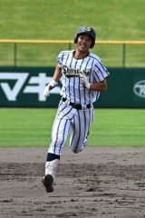 【決勝・白樺学園―帯大谷４回２死から本塁打を放った白樺学園の上一颯。３―０とリードを広げる（須貝拓也撮影）