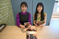 対談本「Ｄｉａｌｏｇｕｅ　ｗｉｔｈ　ｍｙ　ｓｉｓｔｅｒ～コロナ禍の世界を旅した物語について～」の発行をＰＲする著者のめばえさん（左）と執筆協力した姉ののかさん（右）