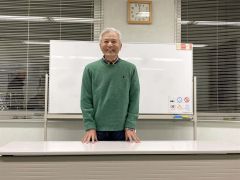 あいさつする砂川敏文新会長