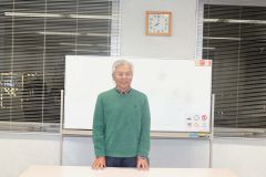あいさつする砂川敏文新会長