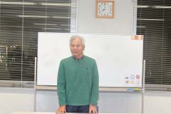 あいさつする砂川敏文新会長