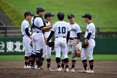 【準決勝・帯大谷―帯南商】帯南商は５回２死一、二塁のピンチで内野陣がマウンドに集まる