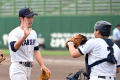 【準決勝・帯大谷―帯南商】７回からマウンドに上がった帯南商の櫻庭康成（左）が相手打線を三者凡退に打ち取りベンチへと引き上げる