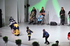 帯広に伝わるバッタキウポポを歌う酒井会長