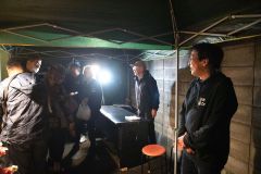 公演を終え、観客らを見送る富永代表（右）（佐藤有将通信員撮影）