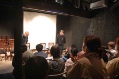 トークショーを終えた片寄さん（写真奥の左）と富永代表（同右）に拍手を送る観客ら（佐藤有将通信員撮影）