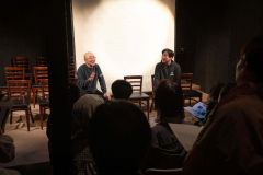 演研の歴史を振り返る片寄さん（写真奥の左）と富永代表（同右）（佐藤有将通信員撮影）
