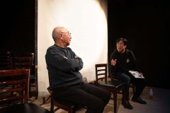 演研の歴史を振り返る片寄さん（手前）と富永代表（佐藤有将通信員撮影）