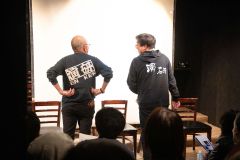 演研の初代シャツを着た片寄さん（左）と新しい演研パーカーを着た富永代表（右）（佐藤有将通信員撮影）