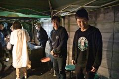 公演を終え、観客らを見送る富永代表（右から２人目）と清水さん（右）（佐藤有将通信員撮影）
