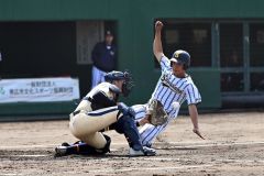 【準決勝・白樺学園―帯農】白樺学園は初回、無死満塁で冨澤悠斗が右犠飛を放ち、三走の上一颯がタッチアップから生還、先制点を挙げる（須貝拓也撮影）