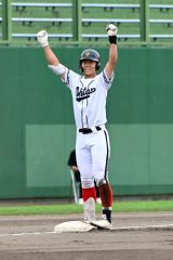 【準決勝・帯大谷―帯南商】帯大谷は６回、先頭打者の今井大翔（ひろと）が中越え三塁打を放ち、塁上で両手を高々と上げる（須貝拓也撮影）