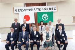 シニア大学進級生と町教委関係者（前列右から町教委の原田祐一生涯学習課長、同３人目が福地教育長、同５人目が町教委の山本智久生涯学習部長）
