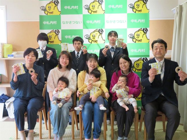 乳幼児３人に手作り木製おもちゃ　中札内森の輪贈呈式