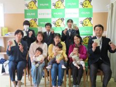 乳幼児３人に手作り木製おもちゃ　中札内森の輪贈呈式