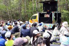 人形劇を楽しむ親子連れ（１８日午前１０時４０分ごろ、助川かおる通信撮影）