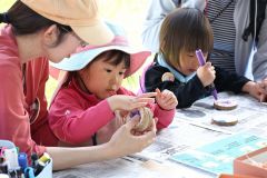 真剣な表情でカスタネットを作る子どもたち（１８日午前１０時半ごろ、助川かおる通信撮影）