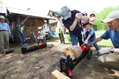 まき割り体験をする子どもたち（１８日午前１０時１０分ごろ、助川かおる通信撮影）