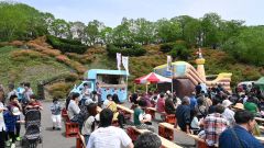 ツツジが「五分咲き」となった会場でイベントなどを楽しむ来場者ら（１８日午前１１時１０分）