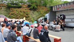 ツツジが「五分咲き」となった会場で催しなどを楽しむ来場者ら（１８日午前９時５０分）
